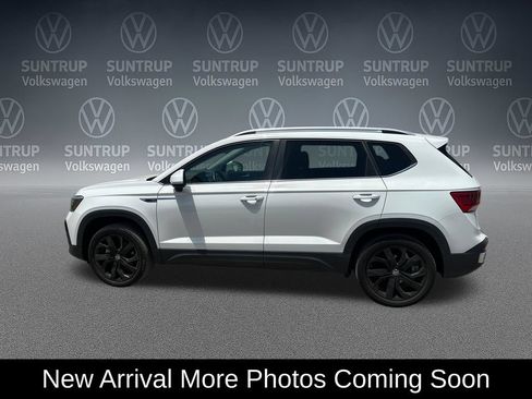 Used 2023 Volkswagen Taos SE w/ Panoramic Sunroof Package FWD image 3