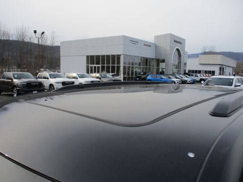 Certified 2023 Jeep Grand Cherokee Limited w/ Black Appearance Package image 11