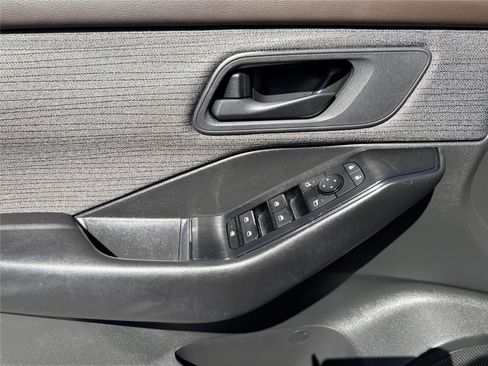 Used 2023 Nissan Rogue S FWD image 17