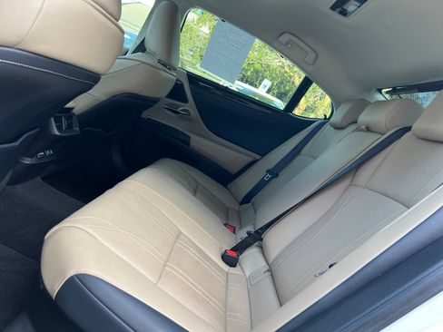Used 2019 Lexus ES 300h Ultra Luxury w/ Accessory Package 2 FWD image 60