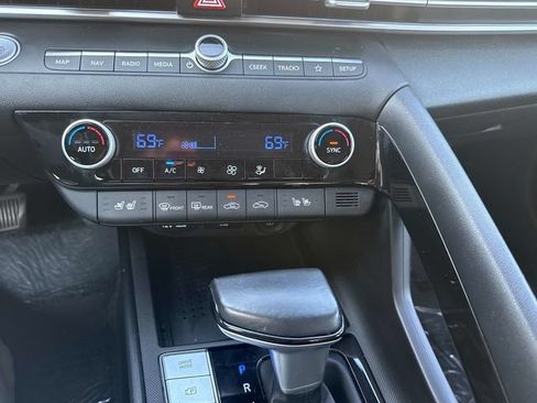 Used 2022 Hyundai Elantra Limited FWD image 21