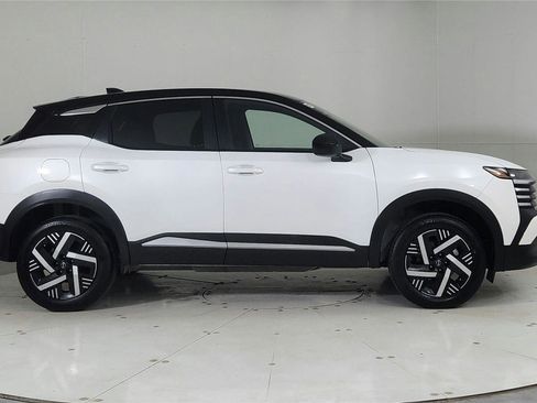 Used 2025 Nissan Kicks SV image 9