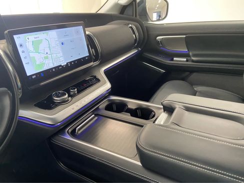 Used 2025 Ford Expedition Platinum image 42