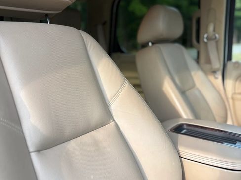 Used 2011 Cadillac Escalade Premium AWD/4WD image 29
