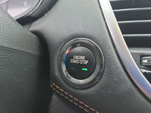 Used 2022 Chevrolet Trax LT w/ LT Convenience Package image 19