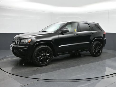Used 2017 Jeep Grand Cherokee Altitude image 3