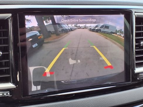 Used 2023 Chrysler Pacifica Touring-L image 11