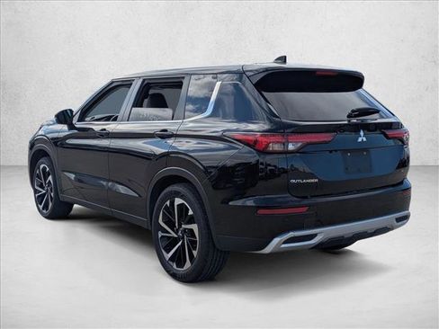 Used 2023 Mitsubishi Outlander SE image 6