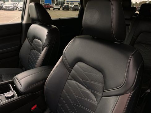 Used 2024 Nissan Pathfinder Platinum w/ Black Appearance Package image 12