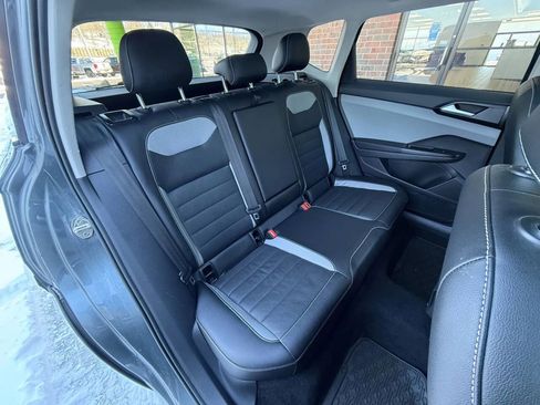 Used 2022 Volkswagen Taos SEL w/ Panoramic Sunroof Package AWD/4WD image 18
