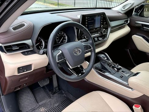 Used 2021 Toyota Highlander Limited image 18
