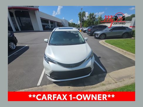 Used 2025 Toyota Sienna XLE FWD image 1
