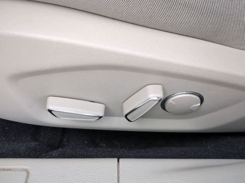 Used 2019 Ford Fusion SE FWD image 17