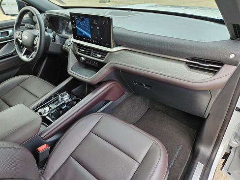Used 2026 Ford Explorer Platinum w/ LUX Leather Package AWD/4WD image 32