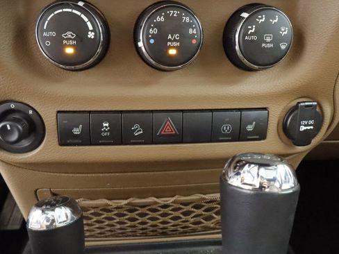 Used 2017 Jeep Wrangler Unlimited Sahara w/ Connectivity Group AWD/4WD image 29