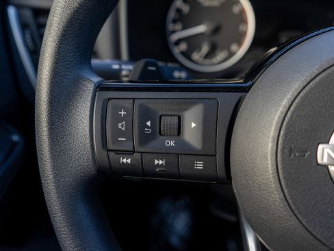 Used 2023 Nissan Rogue SV image 22