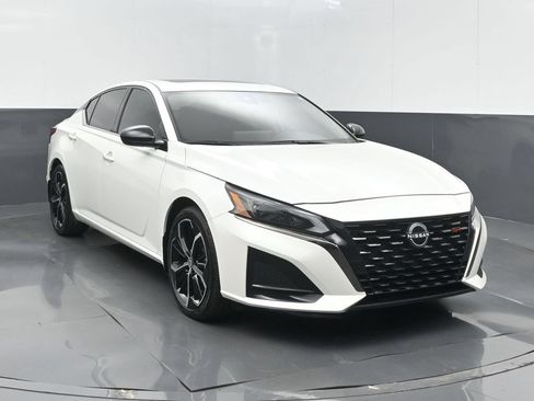 Used 2023 Nissan Altima 2.5 SR w/ SR Premium Package FWD image 3
