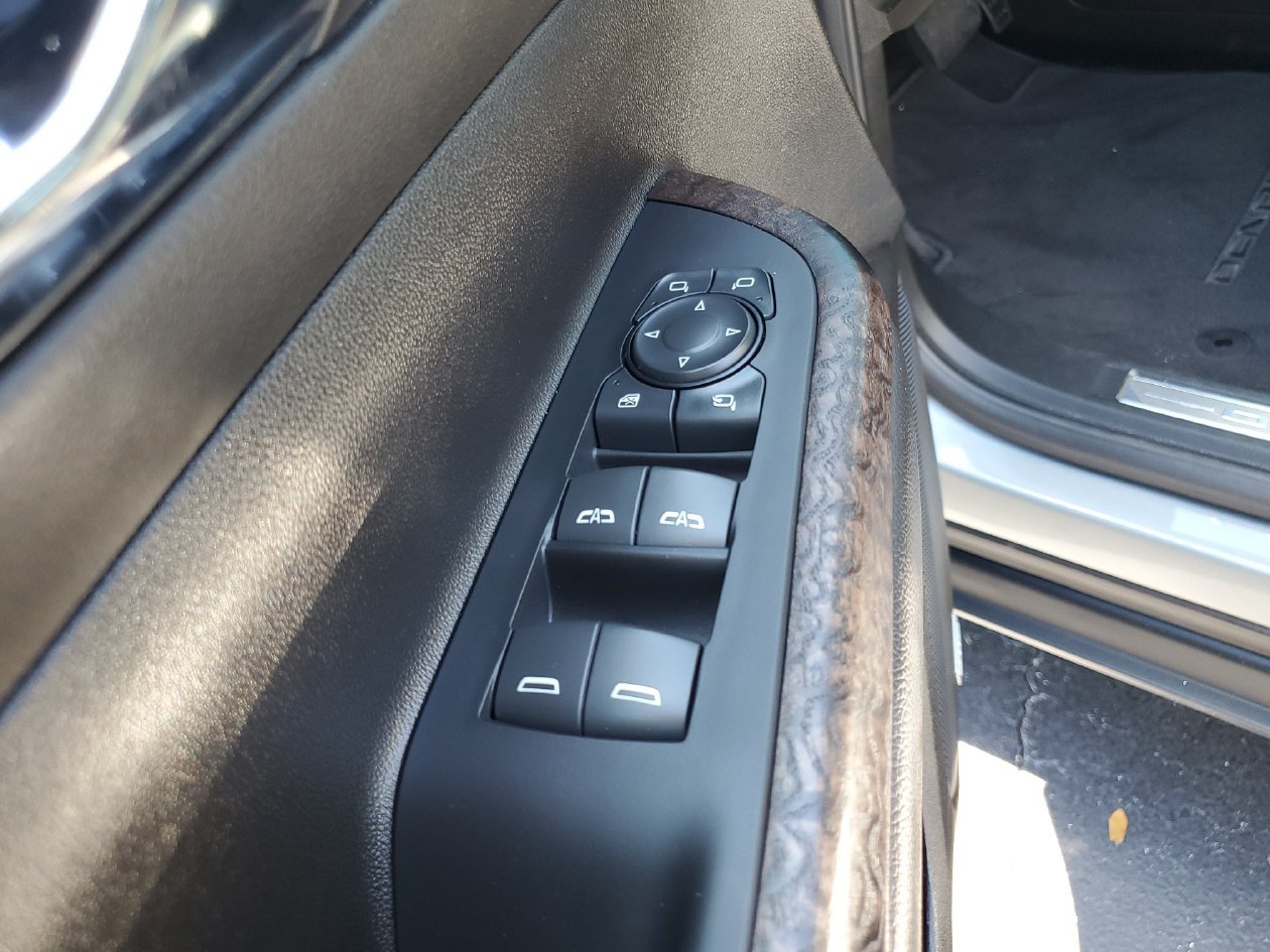 Used 2023 GMC Acadia Denali w/ Denali Ultimate Package FWD image 17