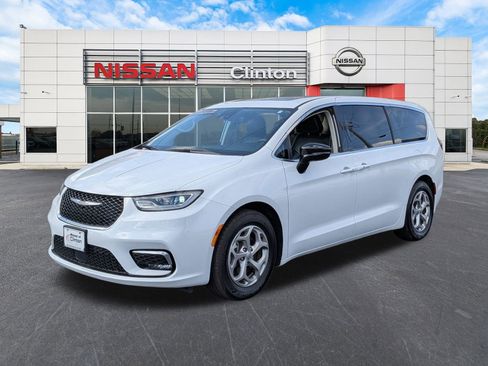 Used 2024 Chrysler Pacifica Limited FWD image 3