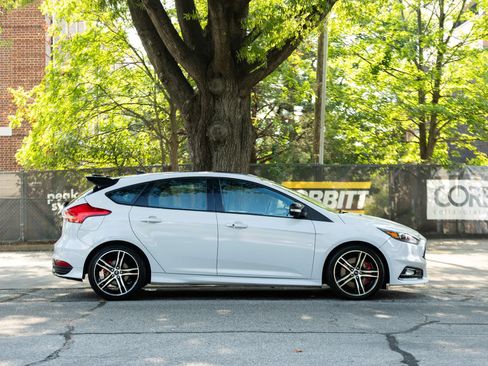 Used 2018 Ford Focus ST w/ Equipment Group 402A FWD image 7