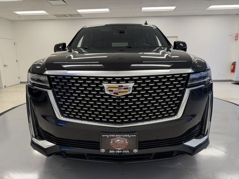 Used 2023 Cadillac Escalade ESV Luxury image 2