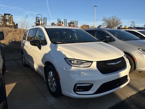 New 2026 Chrysler Pacifica Select image 3