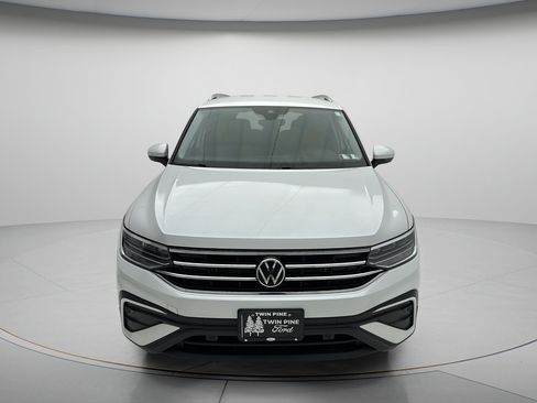 Used 2023 Volkswagen Tiguan SE FWD image 2
