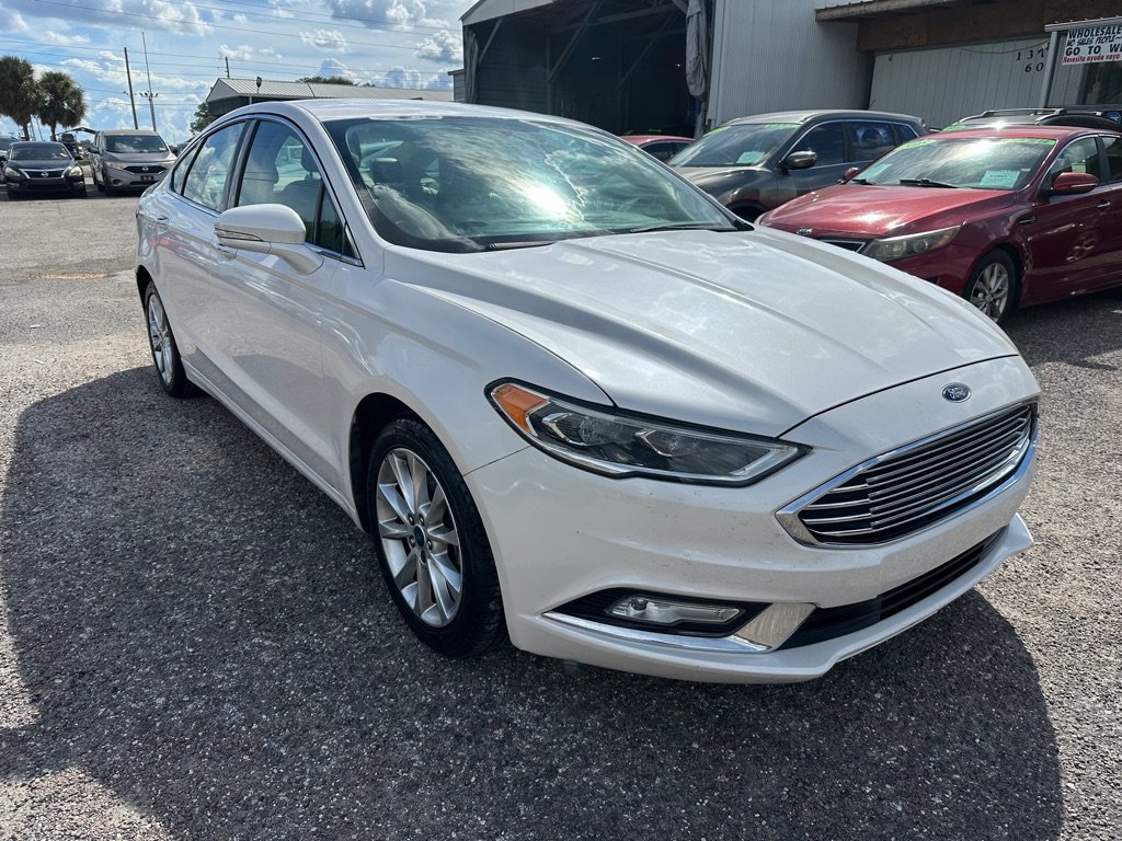 Used 2017 Ford Fusion SE w/ Fusion SE Technology Package FWD image 3