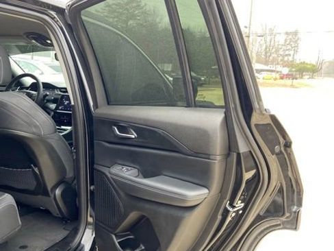 Used 2023 Jeep Grand Cherokee Laredo image 19