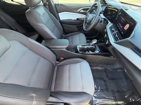 Used 2025 Chevrolet Trax LT FWD image 11