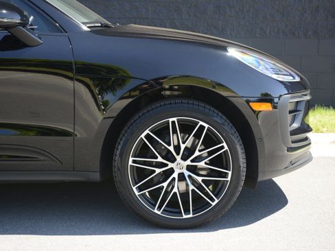 Certified 2025 Porsche Macan AWD/4WD image 11