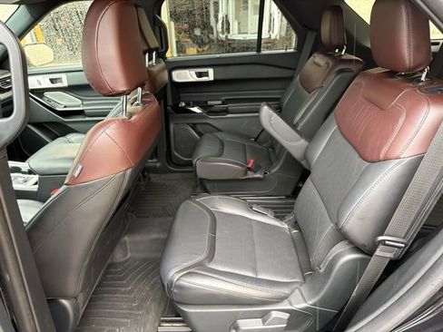 Used 2022 Ford Explorer Platinum w/ Equipment Group 601A AWD/4WD image 17