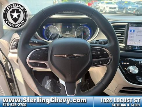 Used 2023 Chrysler Pacifica Touring-L FWD image 18