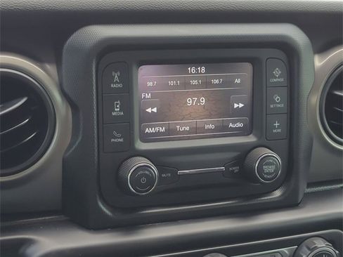 Certified 2021 Jeep Gladiator Willys image 17