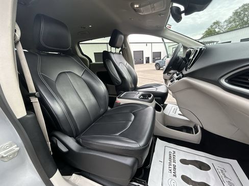 Used 2023 Chrysler Pacifica Touring-L FWD image 28