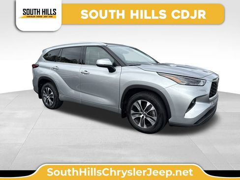 Used 2022 Toyota Highlander XLE image 1
