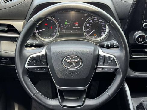 Used 2023 Toyota Highlander LE AWD/4WD image 11