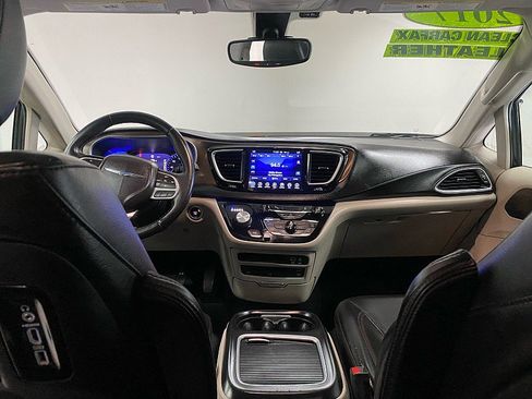 Used 2017 Chrysler Pacifica Touring-L Plus image 22