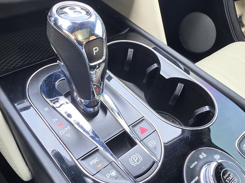 Used 2017 Bentley Bentayga AWD/4WD image 38