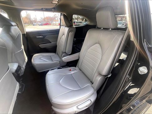 Used 2023 Toyota Highlander XLE image 30