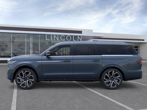 New 2026 Lincoln Navigator L Reserve AWD/4WD image 3