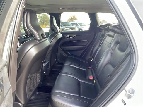 Used 2019 Volvo XC60 T5 Momentum w/ Premium Package image 18