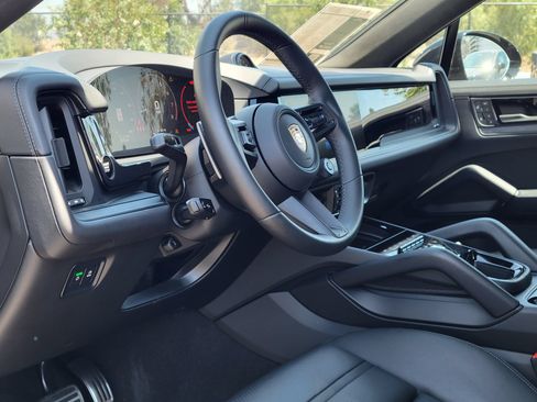 Certified 2025 Porsche Cayenne GTS AWD/4WD image 4