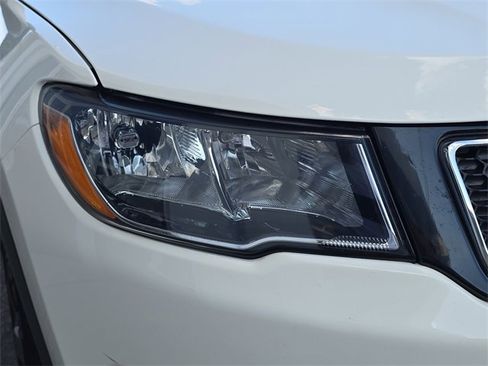 Used 2019 Jeep Compass Latitude image 10