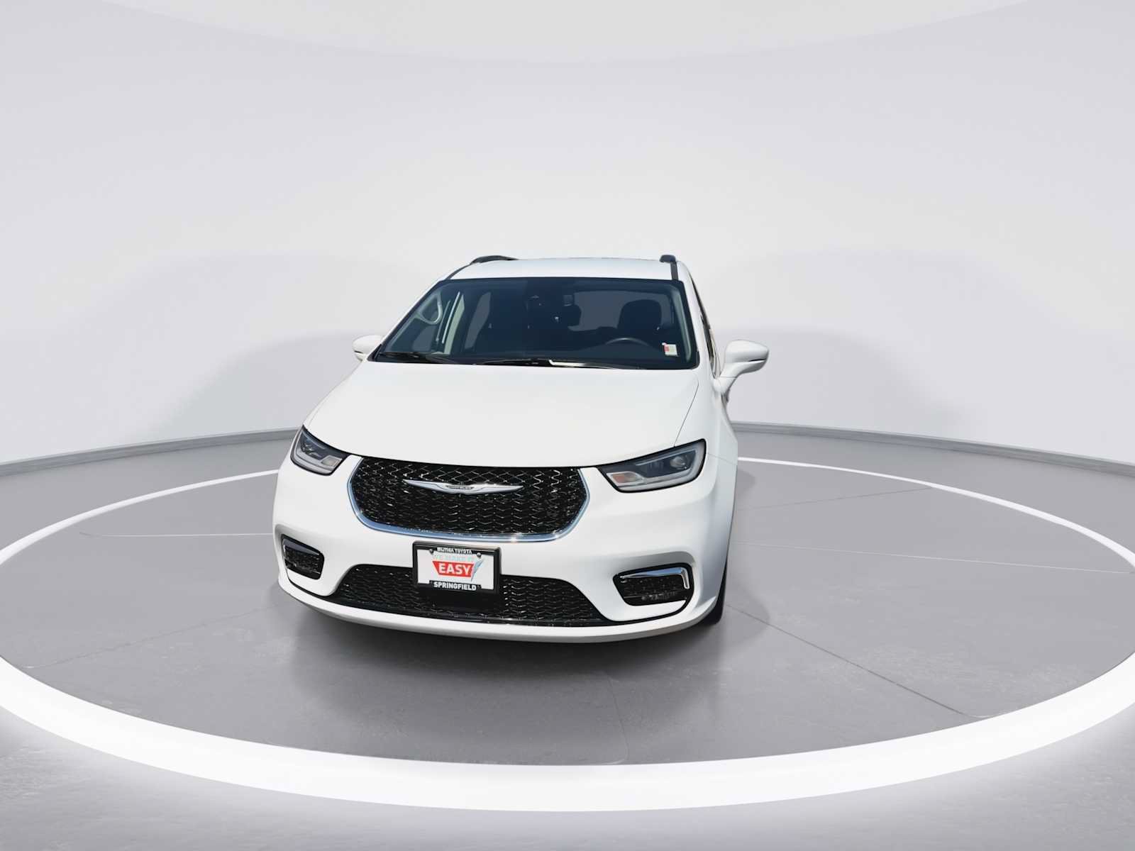 Used 2022 Chrysler Pacifica Touring-L FWD image 3