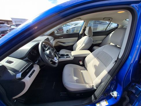 Used 2025 Nissan Altima 2.5 SV image 11