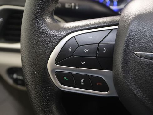 Used 2020 Chrysler Pacifica Touring FWD image 34