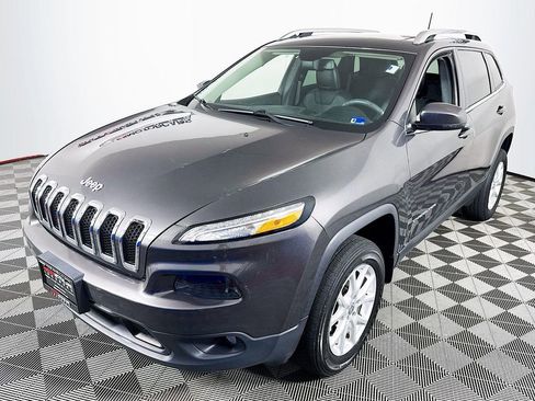 Used 2018 Jeep Cherokee Latitude Plus w/ Comfort/Convenience Group AWD/4WD image 3