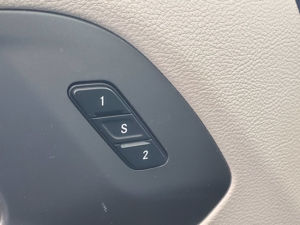 Used 2022 Chrysler Pacifica Touring-L FWD image 10