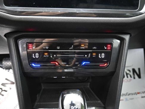 Used 2024 Volkswagen Tiguan SE w/ Panoramic Sunroof Package AWD/4WD image 9